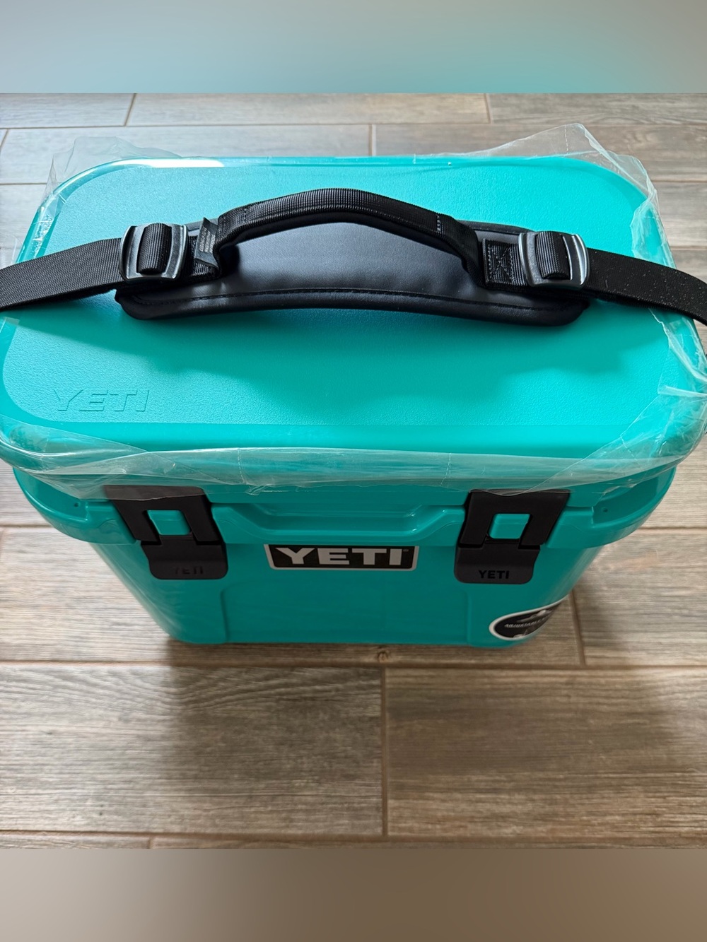 YETI Roadie 15 Aquifer Blue Hard Cooler DoubleDuty Shoulder Strap (NWT)